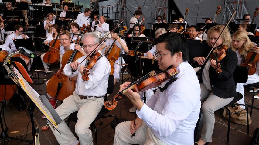 Die Nürnberger Symphoniker spielen auch vor kleinem Publikum mit viel Freude.