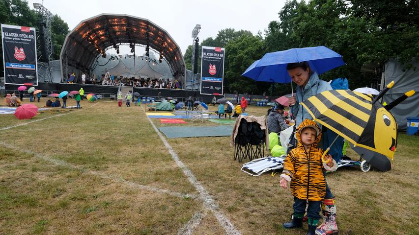 Schade! Die Kleinen hat der Regen beim Kinderkonzert noch richtig erwischt.