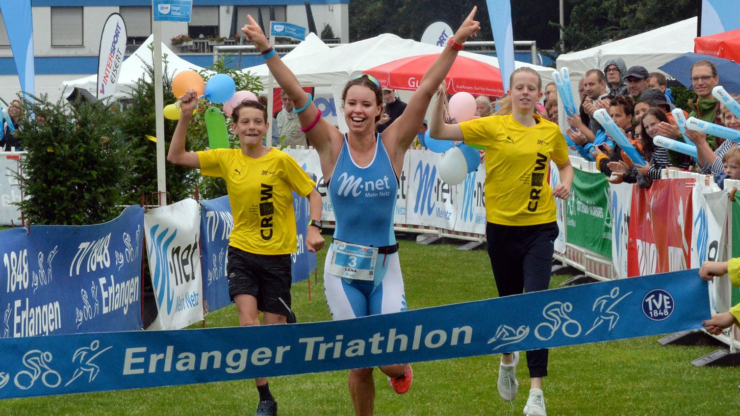 So jubelte die Siegerin im Jahr 2018: Lena Gottwald gewann beim Erlanger Triathlon auf der Kurzdistanz. So jubelte die Siegerin im Jahr 2018: Lena Gottwald gewann beim Erlanger Triathlon auf der Kurzdistanz.