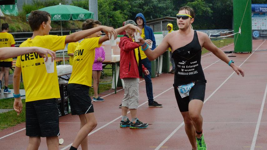 Spitzenleistungen und Regenschlacht:  Der 29. Erlanger Triathlon