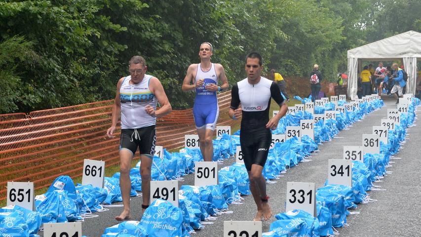 Spitzenleistungen und Regenschlacht:  Der 29. Erlanger Triathlon
