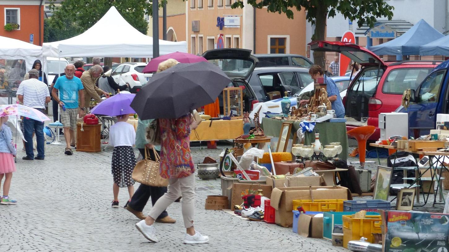 Schnäppchenjagd in Freystadt unterm Regenschirm