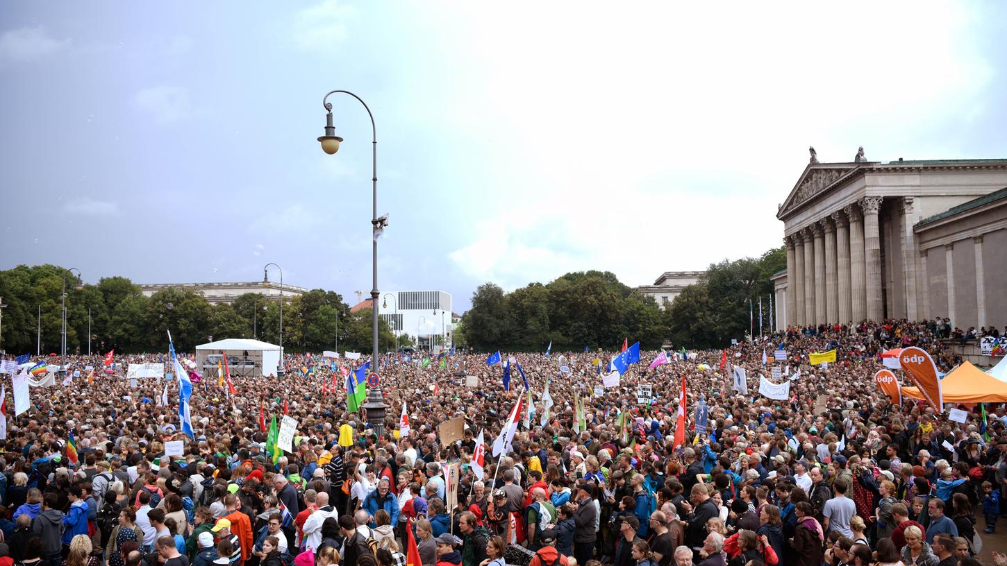 Auf dem Königsplatz in München versammelten sich am Samstag Zehntausende Demonstranten.