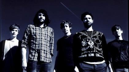 Foals - zu deutsch: Fohlen - ist eine Indie-/Math-Rock-Band aus Oxford. Beeinflusst werden die fünf Musiker auch von Techno und Minimal. Ihr erstes Album "Antidotes" kam 2008 auf den Markt.