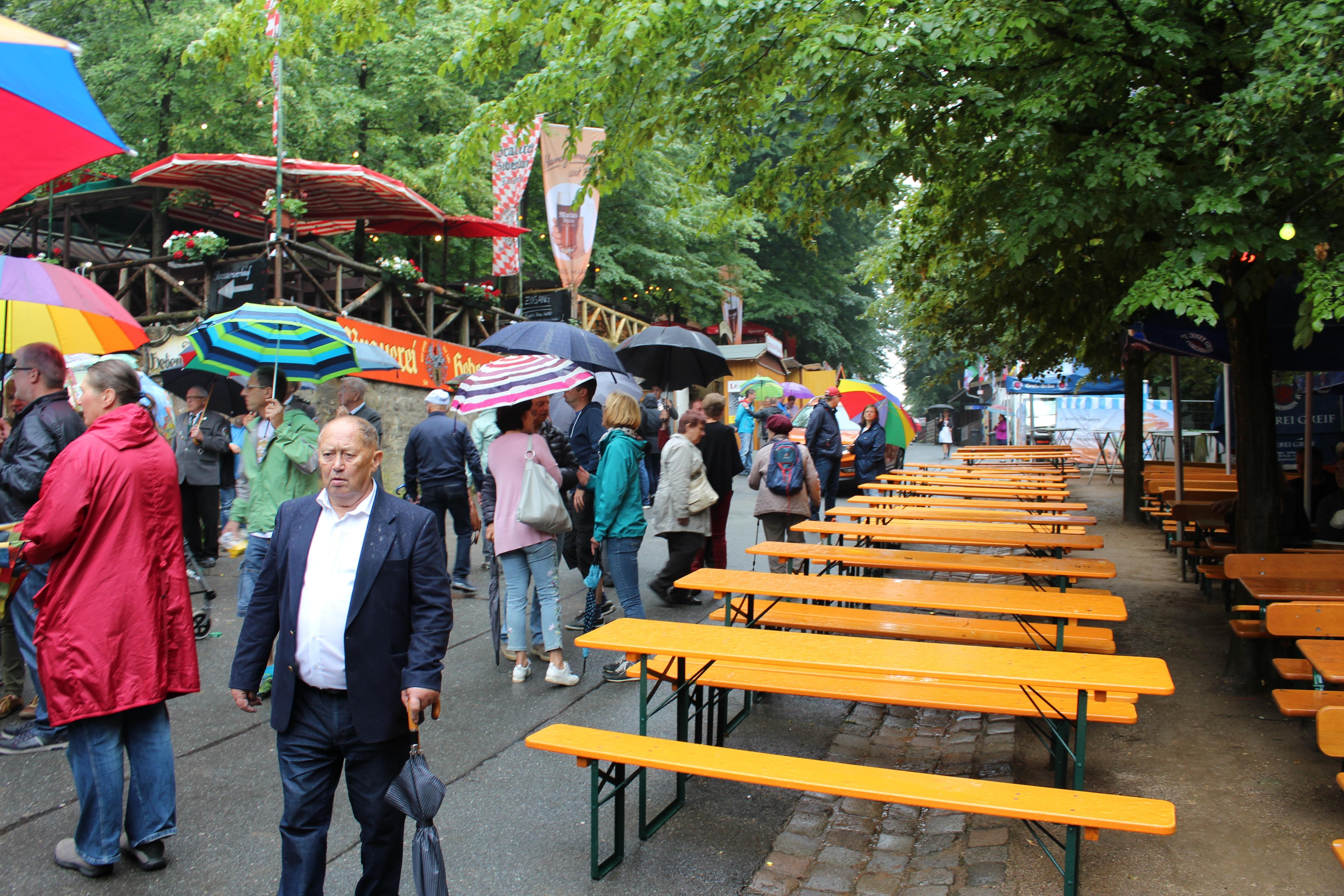 ...198 Hektar und 3000 Metern Felsenkellern und Stollen hat der Kellerwald eine stolze Größe. Nicht umsonst hätte ihn die Stadt gerne als größten Bierkeller der Welt im Guinness-Buch der Rekorde.