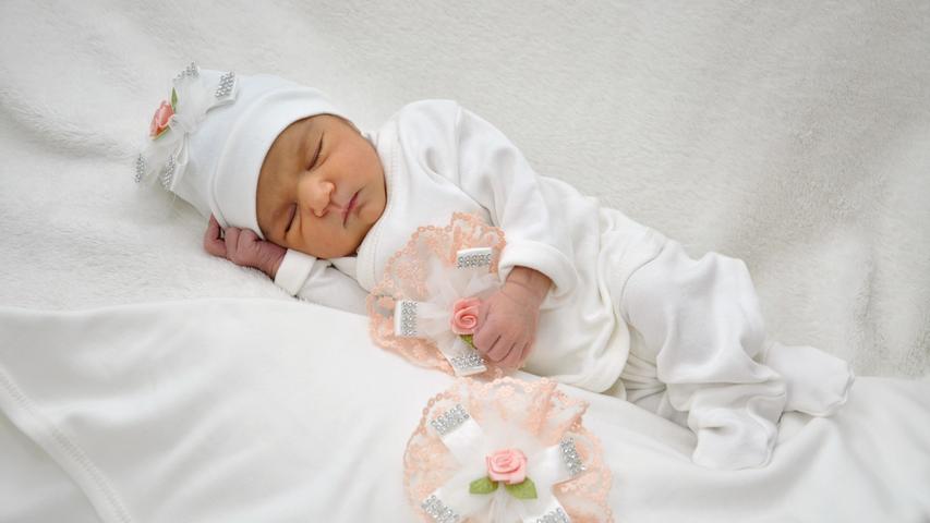 Auf Rosen gebettet schlummert die kleine Melissa sanft vor sich hin. Sie kam am 6. Juli im Klinikum Hallerwiese zur Welt und maß bei ihrer Geburt 48 Zentimeter und 2880 Gramm.