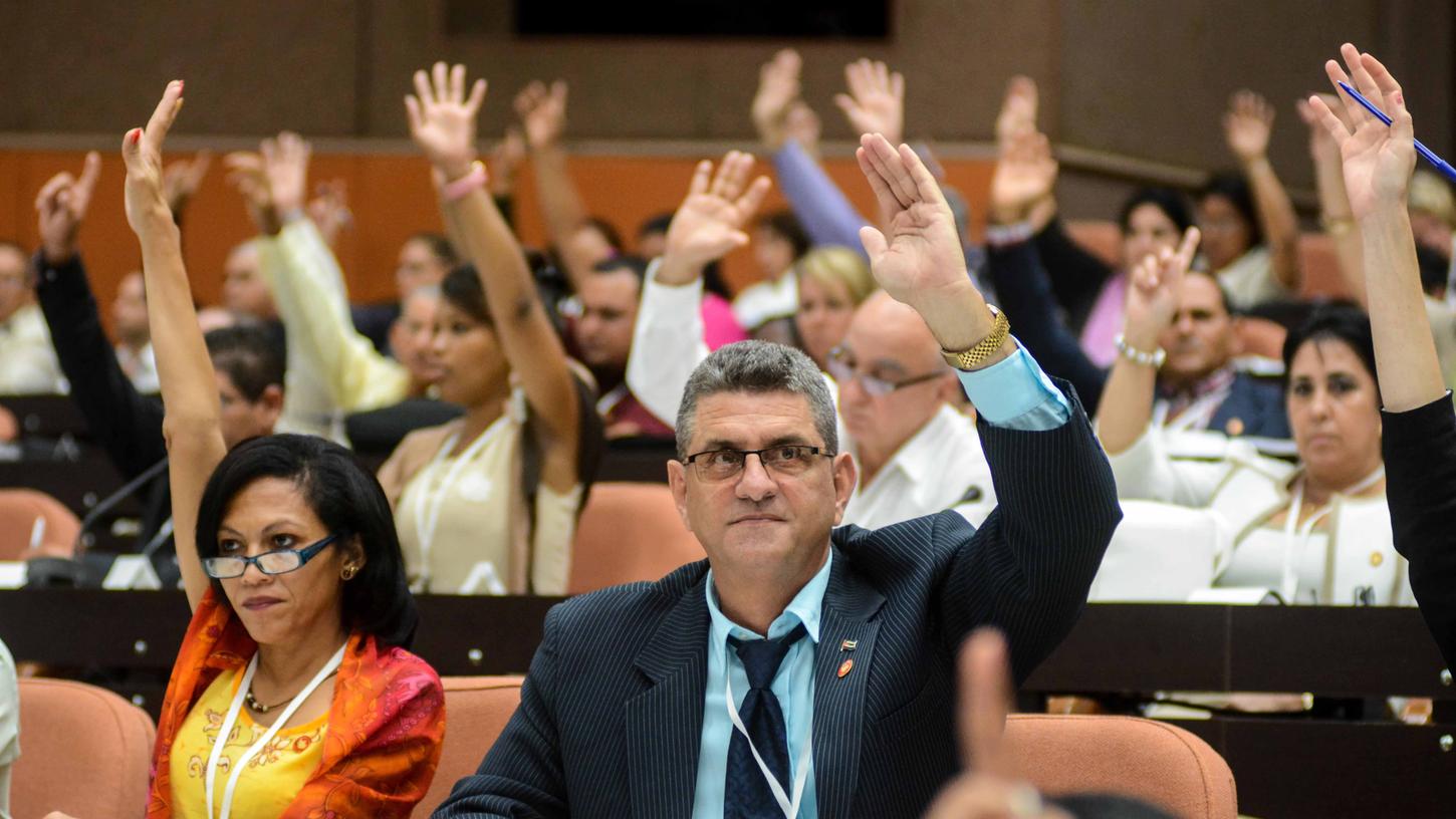 Das kubanische Parlament billigte eine Verfassungsreform, welche unter anderem die Anerkennung von privatem Besitz und die Behebung des Begriffs "Kommunismus" vorsieht.