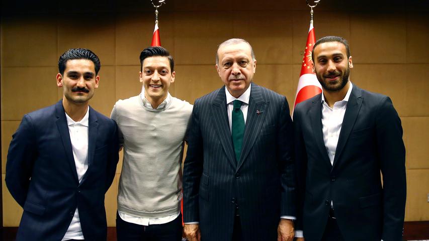 14. Mai: Bilder von Özil und Gündogan kurz vor der WM-Nominierung sorgen für Wirbel. Die Profis lassen sich in London mit dem türkischen Staatschef Erdogan ablichten. Die Fotos werden von Erdogans Partei veröffentlicht. Es hagelt Kritik.