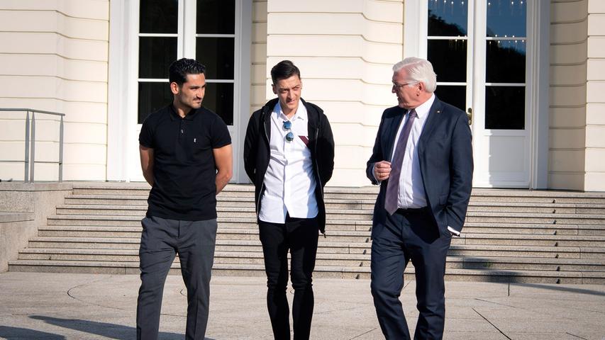 19. Mai: Özil und Gündogan treffen in Berlin mit Bundespräsident Frank-Walter Steinmeier zusammen. Zudem führen sie ein klärendes Gespräch mit der DFB-Spitze. Wie sich die beiden Fußballstars intern genau erklären, erfährt die Öffentlichkeit nicht.