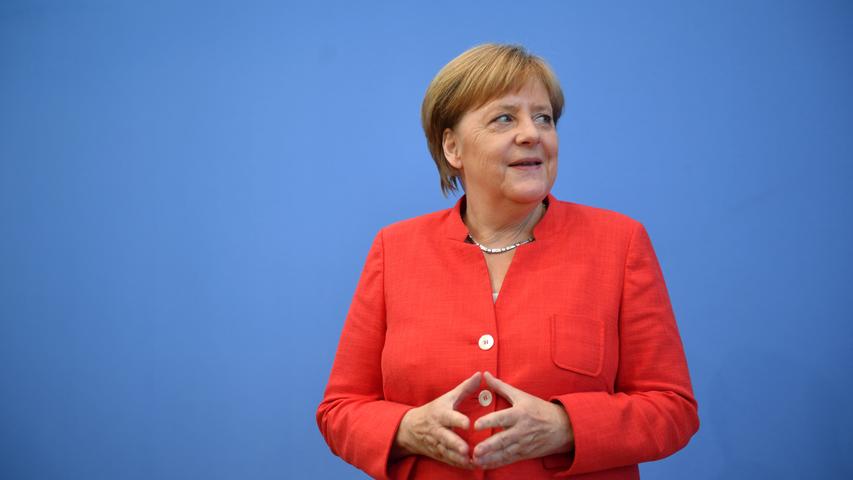 12. Juni: Die "Sport Bild" berichtet über ein "separates, vertrauliches Sechsaugen-Gespräch" von Bundeskanzlerin Angela Merkel (CDU) mit Özil und Gündogan im Trainingslager.