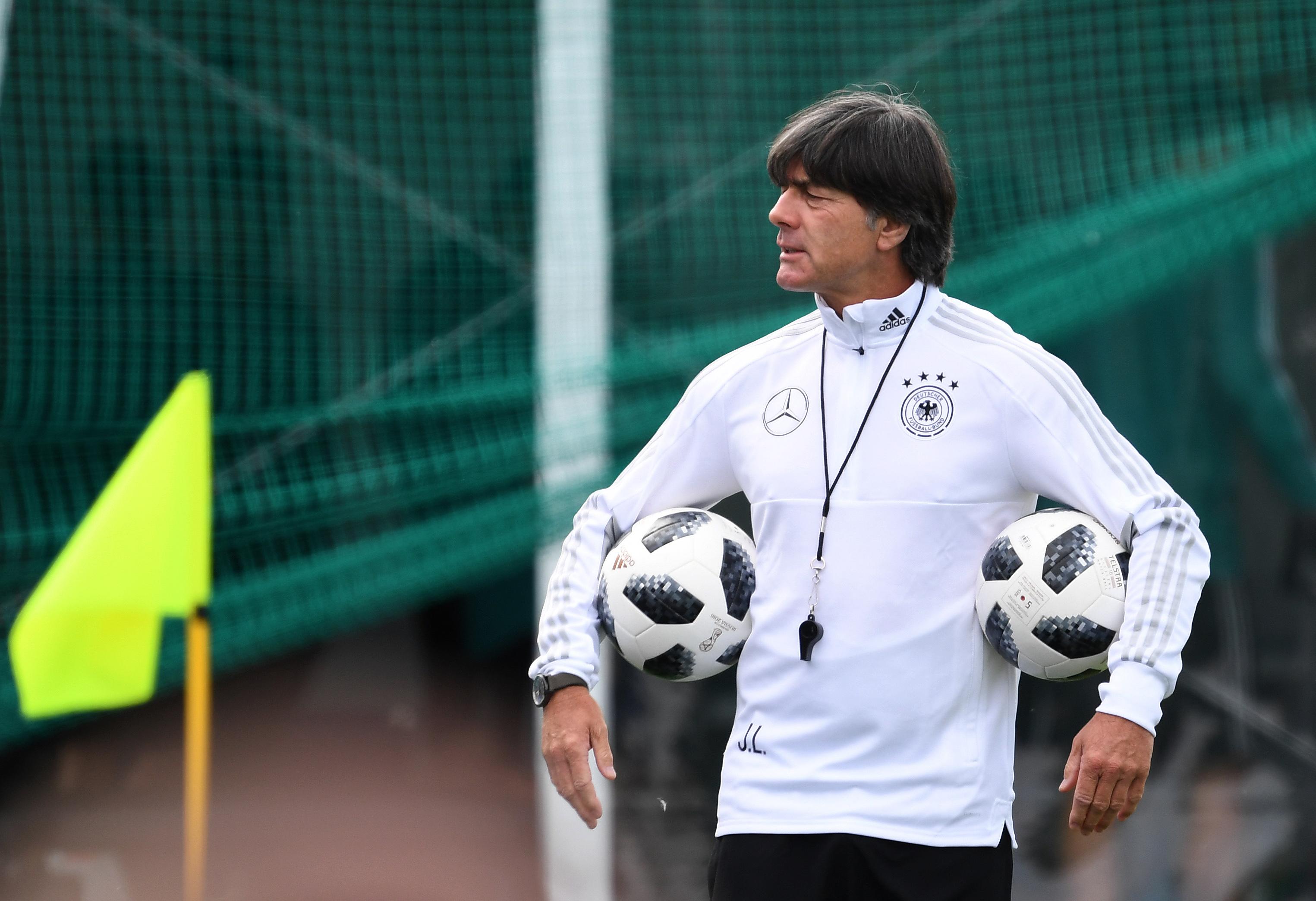Noch vor WM-Beginn verlängerte Jogi Löw seinen Vertrag als Bundestrainer vorzeitig bis 2022. Beim Turnier in Russland im Jahr 2018 schied das DFB-Team bereits in der Vorrunde aus. Ein Novum, denn dies geschah zuvor kein einziges Mal.