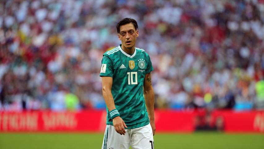30. Juni: Özil schreibt drei Tage nach dem WM-Aus bei Twitter: "Ich werde einige Zeit brauchen, um darüber hinweg zu kommen."