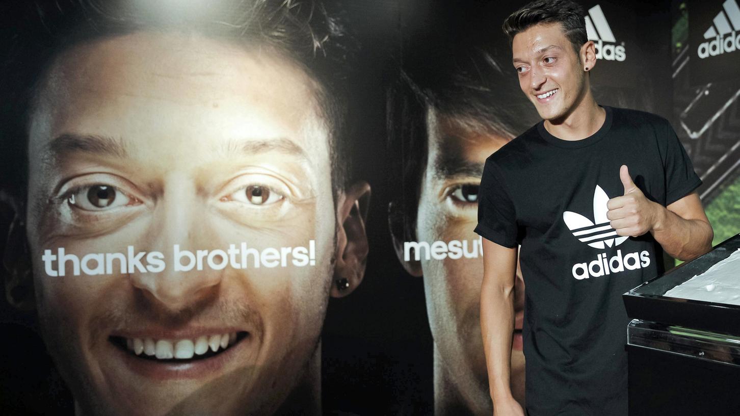"Ein Mitglied der Adidas-Familie": Der fränkische Sportartikelhersteller hält auch nach dem Rücktritt Mesut Özils am 29-Jährigen fest.