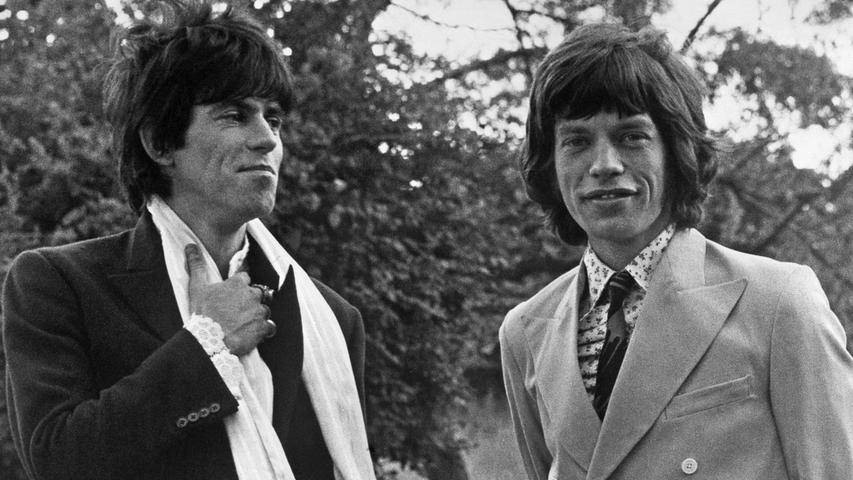 Mick Jagger wird 75 Jahre alt! Viele ereignisreiche Jahre liegen hinter der Rocklegende und seiner Band, den Rolling Stones. Hier sieht man die damaligen Mitglieder der britischen Band, Brian Jones (v.l.), Keith Richard, Mick Jagger, Charlie Watts und Bill Wyman, bei ihrer Ankunft auf dem Flughafen in London im Jahr 1964.