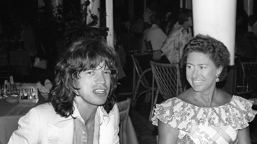 Prinzessin Margaret, die Schwester der britischen Königin Elizabeth, plaudert 1976 in einem Restaurant in Pointe-du-Bout in der Karibik mit Mick Jagger.