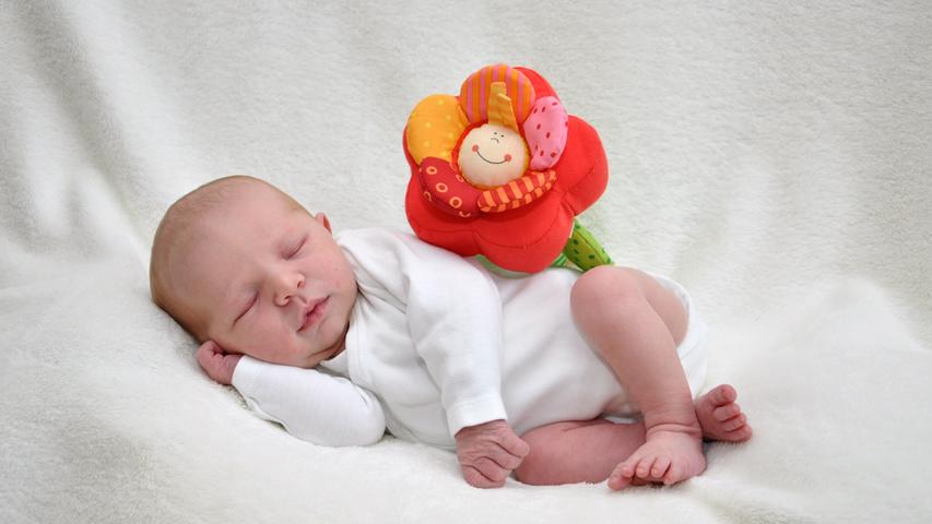 Die Blume strahlt, das Baby schläft: Johanna Katharina wurde am 21. Juli in der Klinik Hallerwiese geboren. Dabei wog sie 3450 Gramm und war 53 Zentimeter groß.