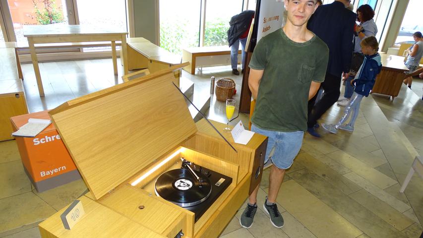 Jakob Möhl aus Dietfurt präsentierte eine selbst gezeichnete und gefertigte HiFi-Konsole für Plattenspieler.
