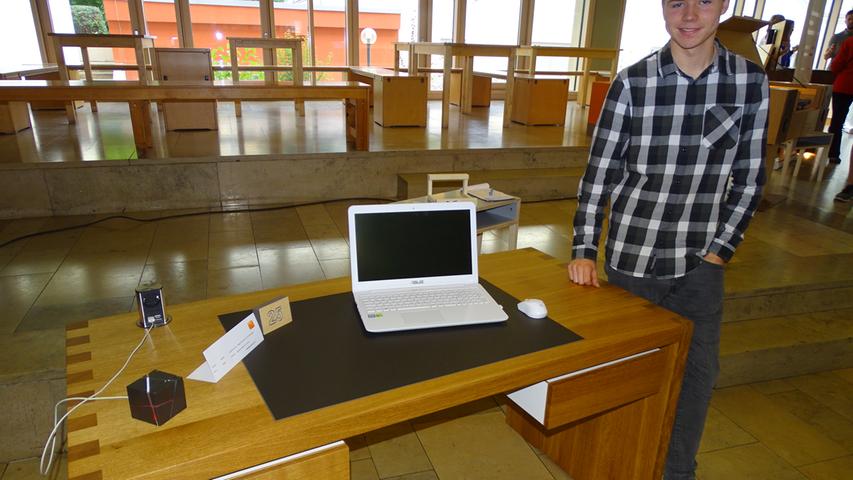 Yannic Vaas aus Dinkelsbühl baute einen Laptop-Schreibtisch aus massiver Eiche.