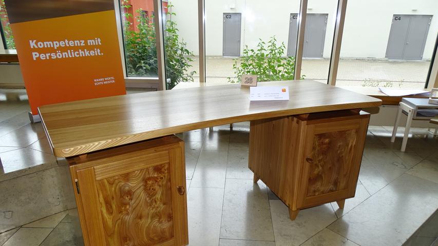 Diesen Schreibtisch war ebenfalls in der Gunzenhäuser Wirtschaftsschule zu sehen. Entworfen hat ihn  Daniel Wäger aus Gunzenhausen.