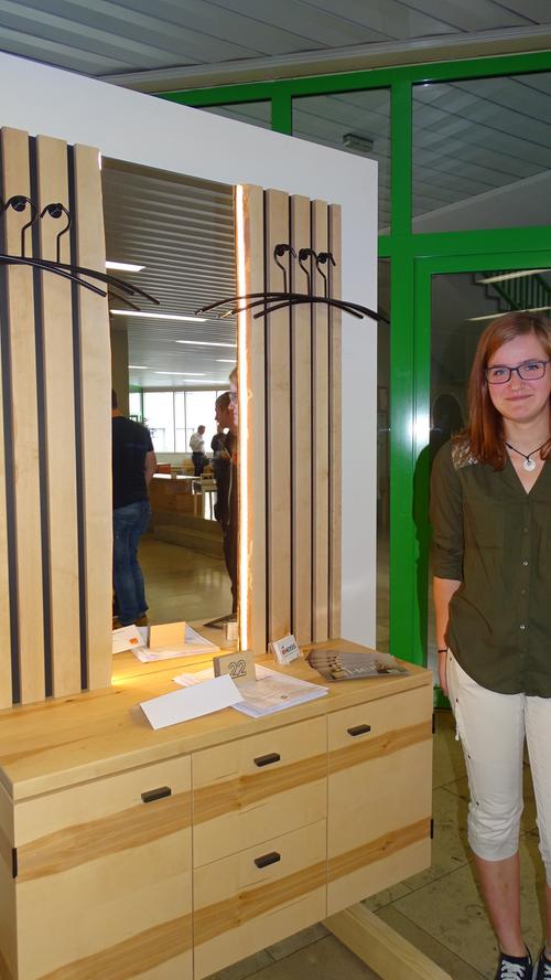 Laura Schülein („Ich habe Holz im Blut“) aus Unterschwaningen wollte schon immer eine Garderobe in Birke herstellen und zeigte diese nun stolz bei der Ausstellung in der Aula der Wirtschaftsschule.