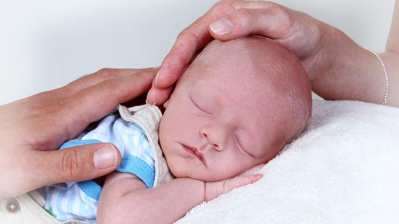 Der kleine Maximilian kam am 13. Juli im St. Theresien-Krankenhaus zur Welt. Er wog 2770 Gramm und war 49 Zentimeter groß.