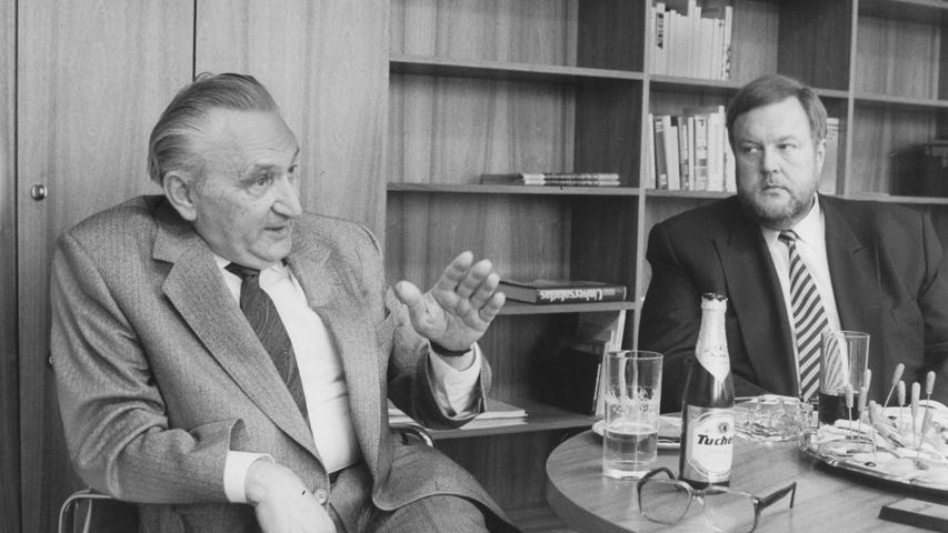 SPD-Politiker Egon Bahr (links) und der Erlanger Karl-Heinz Hiersemann, Vorsitzender der bayerischen SPD-Landtagsfraktion, bei einem Gespräch 1989.