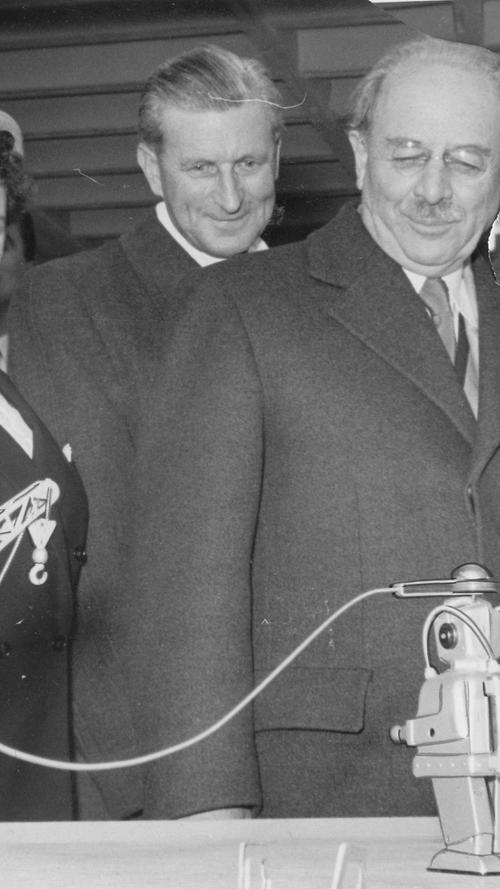 Auf der Spielwarenmesse in Nürnberg 1956 bestaunt der bayerische Ministerpräsident Wilhelm Hoegner (SPD) einen Spielzeug-Roboter. Hoegner war zweimal Ministerpräsident, zunächst von den Alliierten nach dem Krieg 1945 eingesetzt, dann von 1953 bis 1957 an der Spitze einen Koalition unter Führung der SPD. Damals musste die CSU auf die später dann recht ungewohnten Oppositionsbänke.