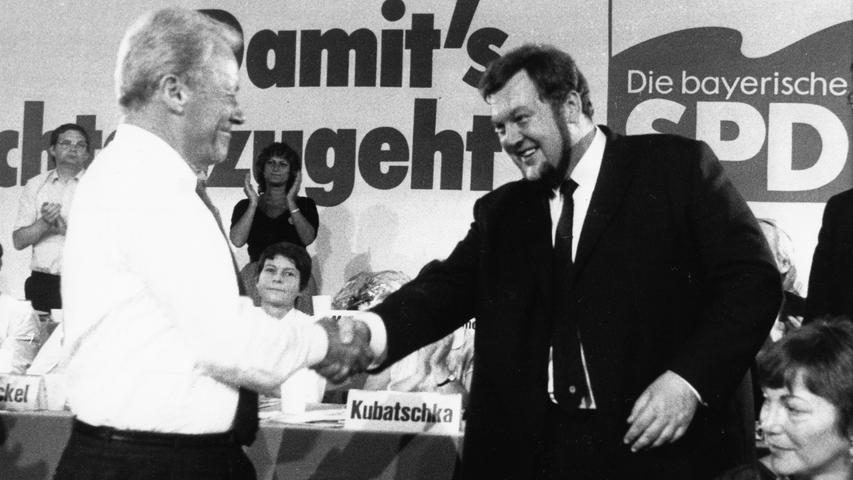 Willy Brandt (li.) gratuliert 1985 Karl-Heinz Hiersemann nach der Nominierung zum neuen SPD-Spitzen-Kandidaten für die bayerische Landtagswahl. 1986 und 1990 führte er die Sozialdemokraten in den Wahlkampf.