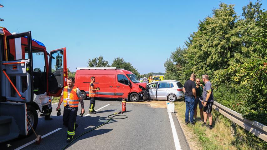 Zwei Fahrzeuge verkeilen sich auf der B470 ineinander