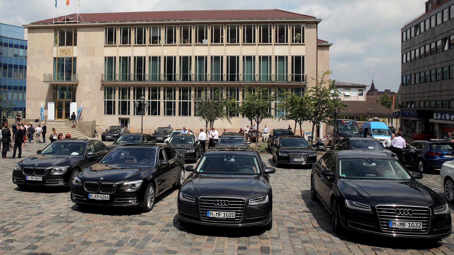 Elektro- und Hybridfahrzeuge sind nach vor Exoten unter den Dienstwagen des bayerischen Kabinetts - hier stehen einige Modelle aufgereiht vor dem Heimatministerium.