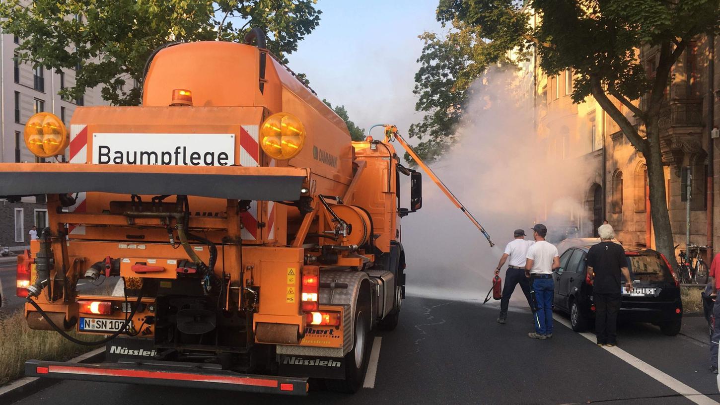 Löscharbeiten statt Baumpflege: Als ein Sör-Mitarbeiter am Dienstag in der Bayreuther Straße in Nürnberg ein brennendes Auto entdeckte, handelte er rasch. Löscharbeiten statt Baumpflege: Als ein Sör-Mitarbeiter am Dienstag in der Bayreuther Straße in Nürnberg ein brennendes Auto entdeckte, handelte er rasch.