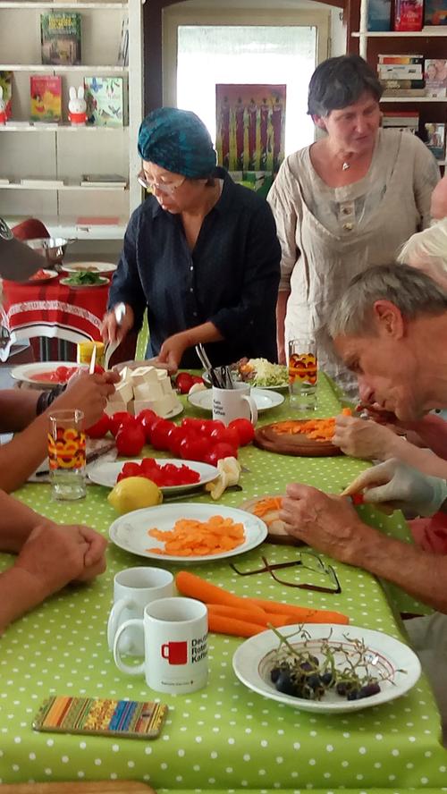 Unter dem Motto „Kochen-Erzählen-Genießen“ bietet der Kulturladen in Treuchtlingen eine spannende Veranstaltungsreihe an, in der es um kulinarische Begegnungen und das gegenseitige Kennenlernen von Menschen unterschiedlichster Herkunft geht. Vor 30 Jahren kam die 69-jährige Minh Nguyen nach Deutschland. Sie lebt seit 4 Jahren mit ihrer Familie in Ostheim. Im Kulturladen in Treuchtlingen kochte sie Spezialitäten aus ihrer vietnamesischen Heimat und erzählte dabei beeindruckende  Geschichten von ihrem bewegten Leben. Das nächste Kochtreffen „Kochen-Erzählen-Genießen“ wird am Donnerstag, den 20.September 2018, um 11.00 Uhr im Kulturladen in Treuchtlingen, Bahnhofstraße 26, stattfinden. Bei diesem Treffen werden dann kulinarische Köstlichkeiten sowie Geschichten aus Äthiopien im Mittelpunkt stehen.