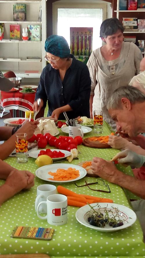 Unter dem Motto „Kochen-Erzählen-Genießen“ bietet der Kulturladen in Treuchtlingen eine spannende Veranstaltungsreihe an, in der es um kulinarische Begegnungen und das gegenseitige Kennenlernen von Menschen unterschiedlichster Herkunft geht. Vor 30 Jahren kam die 69-jährige Minh Nguyen nach Deutschland. Sie lebt seit 4 Jahren mit ihrer Familie in Ostheim. Im Kulturladen in Treuchtlingen kochte sie Spezialitäten aus ihrer vietnamesischen Heimat und erzählte dabei beeindruckende Geschichten von ihrem bewegten Leben. Das nächste Kochtreffen „Kochen-Erzählen-Genießen“ wird am Donnerstag, den 20.September 2018, um 11.00 Uhr im Kulturladen in Treuchtlingen, Bahnhofstraße 26, stattfinden. Bei diesem Treffen werden dann kulinarische Köstlichkeiten sowie Geschichten aus Äthiopien im Mittelpunkt stehen. Unter dem Motto „Kochen-Erzählen-Genießen“ bietet der Kulturladen in Treuchtlingen eine spannende Veranstaltungsreihe an, in der es um kulinarische Begegnungen und das gegenseitige Kennenlernen von Menschen unterschiedlichster Herkunft geht. Vor 30 Jahren kam die 69-jährige Minh Nguyen nach Deutschland. Sie lebt seit 4 Jahren mit ihrer Familie in Ostheim. Im Kulturladen in Treuchtlingen kochte sie Spezialitäten aus ihrer vietnamesischen Heimat und erzählte dabei beeindruckende Geschichten von ihrem bewegten Leben. Das nächste Kochtreffen „Kochen-Erzählen-Genießen“ wird am Donnerstag, den 20.September 2018, um 11.00 Uhr im Kulturladen in Treuchtlingen, Bahnhofstraße 26, stattfinden. Bei diesem Treffen werden dann kulinarische Köstlichkeiten sowie Geschichten aus Äthiopien im Mittelpunkt stehen.