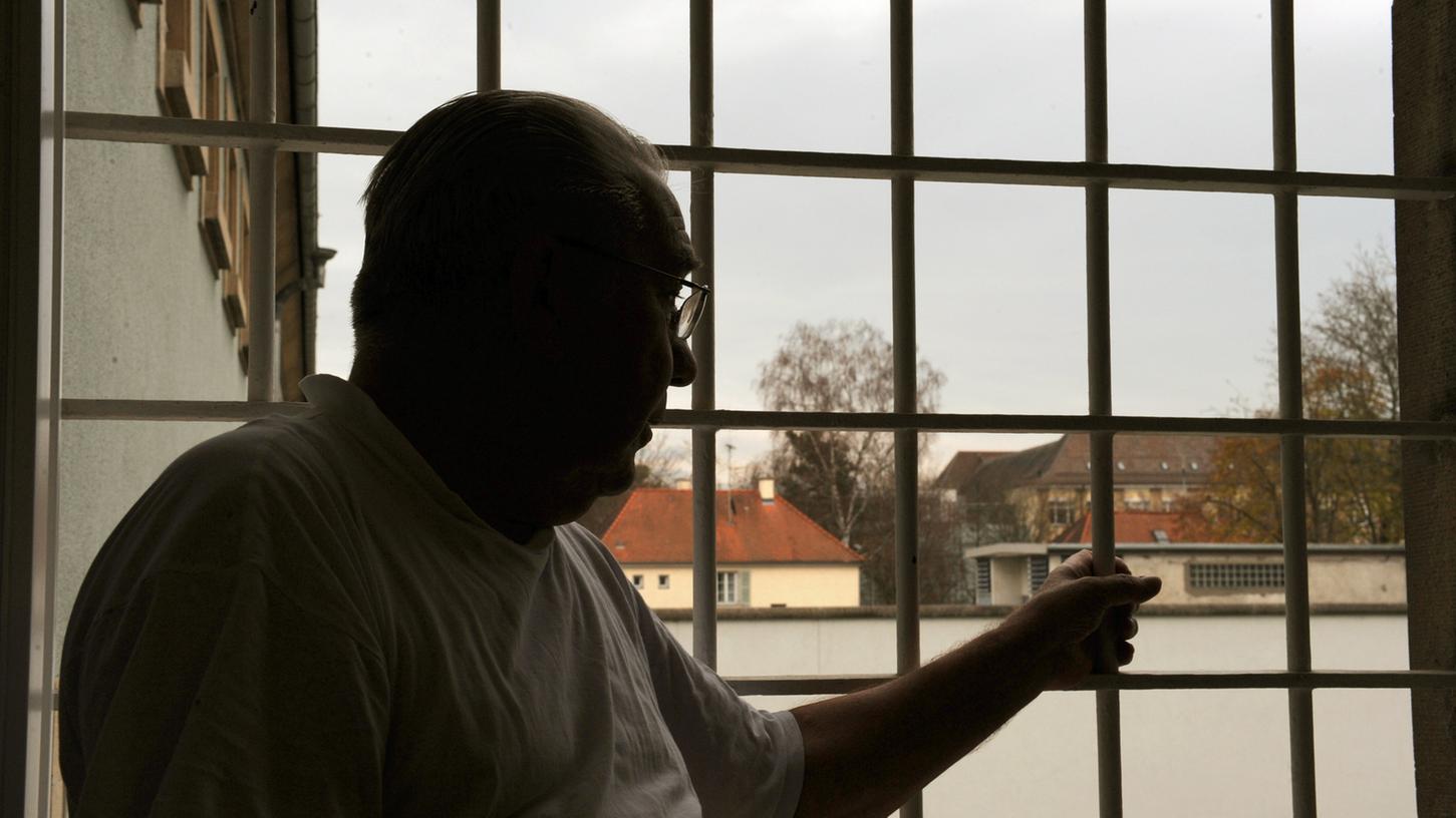 Die deutschen Justizvollzugsanstalten müssen sich auf immer mehr ältere Häftlinge einstellen. Schuld ist der demographische Wandel.