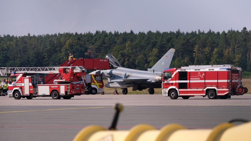 Eurofighter am Nürnberger Airport: Techniker untersuchen Jet