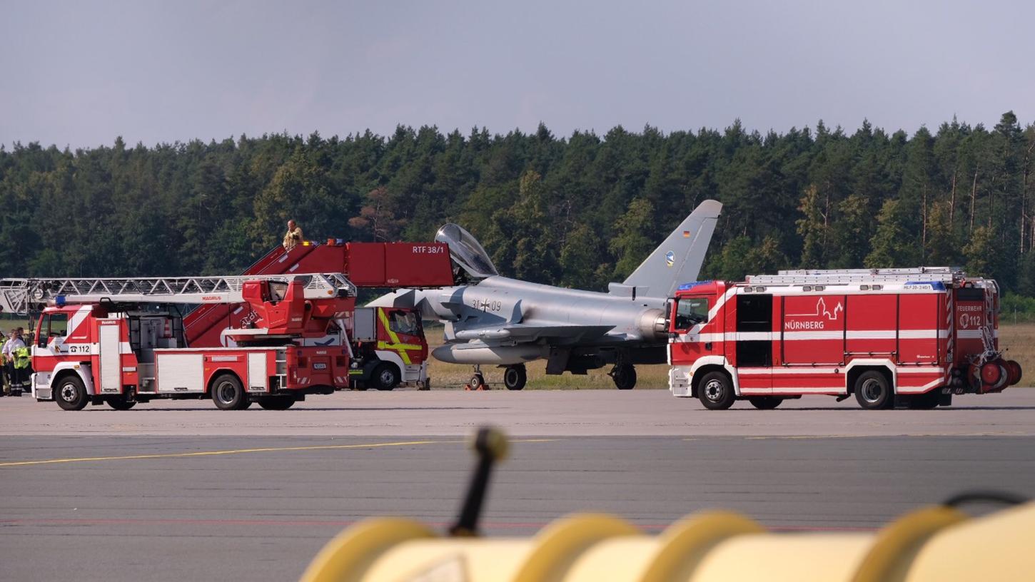 Der Eurofighter wurde nach der Landung sofort von Feuerwehr und Rettungskräften umringt.