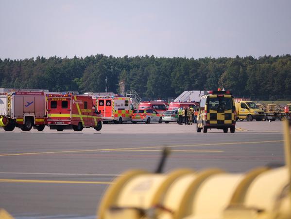 Die Flughafenfeuerwehr rückte sofort aus.