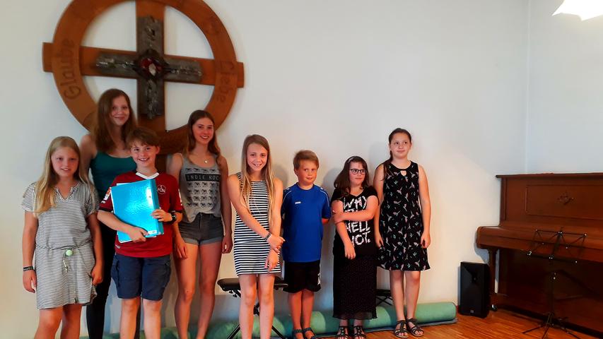 Zahlreiche Zuhörer waren der Einladung der Hahnenkamm Musikschule zum diesjährigen Sommerkonzert gefolgt und fanden sich im Bischof-Meiser-Haus in Markt Berolzheim ein. Sie wurden nicht enttäuscht, denn die Musikschüler/innen hatten mit ihren Lehrkräften Joseph Ohmann und Wolfgang Maurer ein interessantes Programm zusammengestellt. Den Auftakt machte Leni Meyer, die zusammen mit ihrem Klavierlehrer einen schwungvollen Satz aus einer vierhändigen Sonate von Diabelli vortrug. Das Klavier war auch als Soloinstrument vertreten, z.B. beim Schulschlussboogie (Erik Süttner), der Romanze in Rock (Anika Rosenbauer) oder der Filmmusik Drei Haselnüsse für Aschenbrödel (Dorothea Kött). Als Begleitinstrument fungierte das Klavier bei Gesangseinlagen der Sängerin Andrea Herrmann. Diese interpretierte sehr gefühls- und ausdrucksvoll den Titel Gabriellas Song aus dem Film „Wie im Himmel“ und das zum Sommerkonzert passende Summertime von George Gershwin. Auch die Blockflötengruppen kamen zum Einsatz. Emilia Seegmüller, Niklas Habermeyer und Christian Rosenbauer spielten in verschiedenen Besetzungen Lieder aus Folklore, Volksmusik und Film z.B. Pippi Langstrumpf. Phoebe Tröster spielte bei letzterem die Einleitungs – und Zwischenmusik auf dem Klavier. Nicht zuletzt kamen auch die Gitarristen sowohl solo als auch im Duett zum Einsatz. Juliette Sauerbrey wagte ihren ersten Auftritt mit dem „Zirkus auf dem Schlossplatz“. Jana Habermeyer spielte eine Gavotte und Julia Winter ein klassisches Präludium von Carulli. Eine weitere vierhändige Sonate auf dem Klavier, vorgetragen von Dorothea und Julian Kött und Phoebe Tröster rundete das vielseitige Musikprogramm ab. Zahlreiche Zuhörer waren der Einladung der Hahnenkamm Musikschule zum diesjährigen Sommerkonzert gefolgt und fanden sich im Bischof-Meiser-Haus in Markt Berolzheim ein. Sie wurden nicht enttäuscht, denn die Musikschüler/innen hatten mit ihren Lehrkräften Joseph Ohmann und Wolfgang Maurer ein interessantes Programm zusammengestellt. Den Auftakt machte Leni Meyer, die zusammen mit ihrem Klavierlehrer einen schwungvollen Satz aus einer vierhändigen Sonate von Diabelli vortrug. Das Klavier war auch als Soloinstrument vertreten, z.B. beim Schulschlussboogie (Erik Süttner), der Romanze in Rock (Anika Rosenbauer) oder der Filmmusik Drei Haselnüsse für Aschenbrödel (Dorothea Kött). Als Begleitinstrument fungierte das Klavier bei Gesangseinlagen der Sängerin Andrea Herrmann. Diese interpretierte sehr gefühls- und ausdrucksvoll den Titel Gabriellas Song aus dem Film „Wie im Himmel“ und das zum Sommerkonzert passende Summertime von George Gershwin. Auch die Blockflötengruppen kamen zum Einsatz. Emilia Seegmüller, Niklas Habermeyer und Christian Rosenbauer spielten in verschiedenen Besetzungen Lieder aus Folklore, Volksmusik und Film z.B. Pippi Langstrumpf. Phoebe Tröster spielte bei letzterem die Einleitungs – und Zwischenmusik auf dem Klavier. Nicht zuletzt kamen auch die Gitarristen sowohl solo als auch im Duett zum Einsatz. Juliette Sauerbrey wagte ihren ersten Auftritt mit dem „Zirkus auf dem Schlossplatz“. Jana Habermeyer spielte eine Gavotte und Julia Winter ein klassisches Präludium von Carulli. Eine weitere vierhändige Sonate auf dem Klavier, vorgetragen von Dorothea und Julian Kött und Phoebe Tröster rundete das vielseitige Musikprogramm ab.