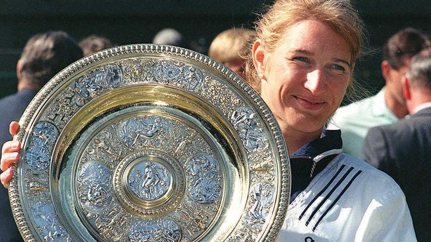 Die erfolgreichste deutsche Profi-Tennisspielerin aller Zeiten. Als eine von nur drei Spielerinnen überhaupt gewann sie alle vier Grand-Slam-Turniere innerhalb eines Kalenderjahres und dominierte jahrelang die Frauenwettbewerbe. 1999 trat die Rekord-Weltranglistenerste (377 Wochen an der Spitze des Rankings), im Alter von 30 Jahren und nur wenige Wochen nach ihrem Erfolg in Paris, zurück.Erfolge: French Open (Einzel; 1987, 1988, 1993, 1995, 1996 und 1999), Australian Open (Einzel; 1988, 1989, 1990 und 1994), Wimbledon (Einzel; 1988, 1989, 1991, 1992, 1993, 1995, 1996 sowie Doppel; 1988), US Open (Einzel; 1988, 1989, 1993, 1995, 1996)