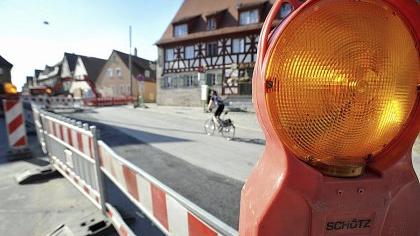 In den letzten Zügen liegen die Kanalbauarbeiten in der Würzburger Straße. Nach der Kirchweih Ende Juli soll hinter dem Gasthof Krone (im Bild) dann die neue Grünanlage in Angriff genommen werden. In den letzten Zügen liegen die Kanalbauarbeiten in der Würzburger Straße. Nach der Kirchweih Ende Juli soll hinter dem Gasthof Krone (im Bild) dann die neue Grünanlage in Angriff genommen werden.