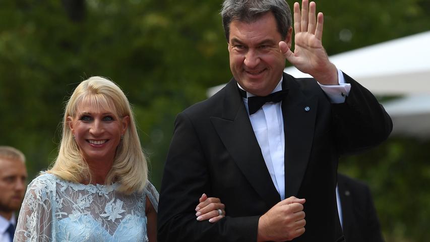 Markus Söder, Ministerpräsident von Bayern, und seine Frau Karin kommen zur Premiere in das Festspielhaus.