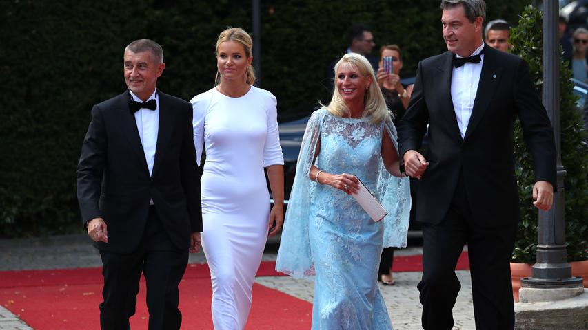 Andrej Babis, Ministerpräsident von Tschechien und seine Frau Monica, sowie Markus Söder und seine Frau Karin, nehmen an der Premiere teil.