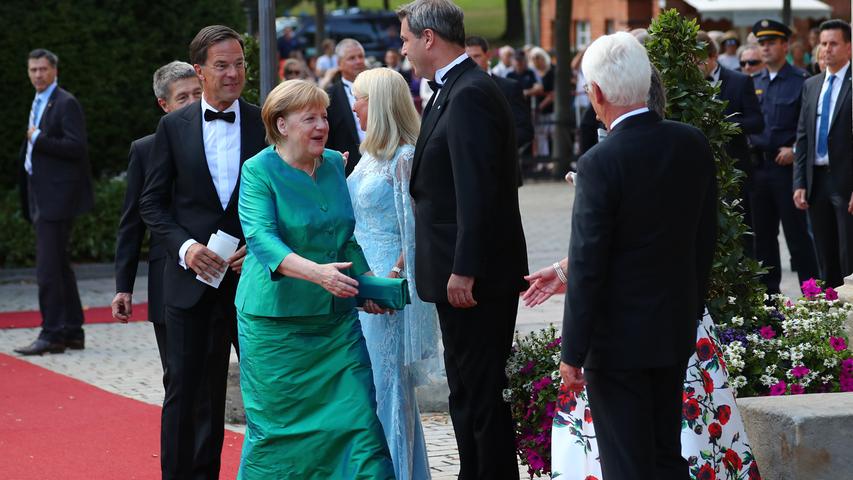 Sauer, Rutte, Merkel und die Söders begrüßen vor der Premiere vor dem Festspielhaus Brigitte Merk-Erbe, Bürgermeisterin von Bayreuth, und ihren Mann Thomas.