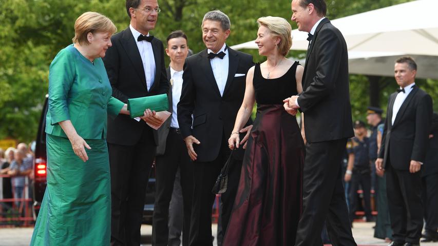 Bundeskanzlerin Angela Merkel mit Ehemann Joachim Sauer, Marc Rutte, Ministerpräsident der Niederlande, und Verteidigungsministerin Ursula von der Leyen mit Ehemann bei der Eröffnung der Bayreuther Festspiele.