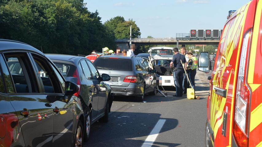 Zwei Schwerverletzte: Unfall auf A73 legt Verkehr lahm