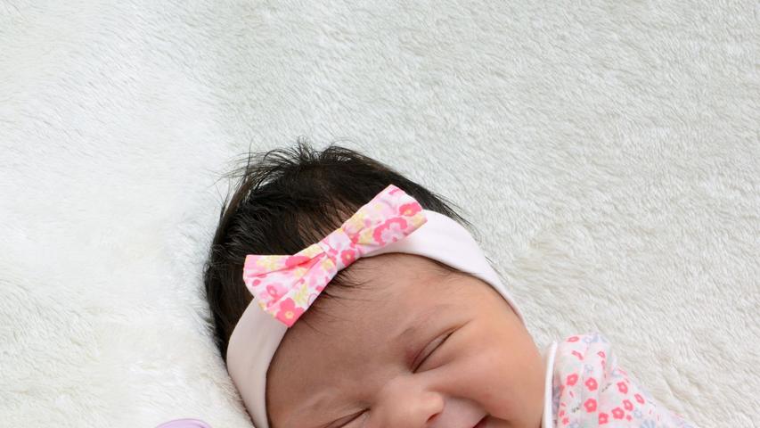 3700 Gramm wog die kleine Elif Selena, als sie am 20. Juli im Klinikum Hallerwiese zur Welt kam. Nun lächelt sie ganz selig, während sie sich an die Decke kuschelt.