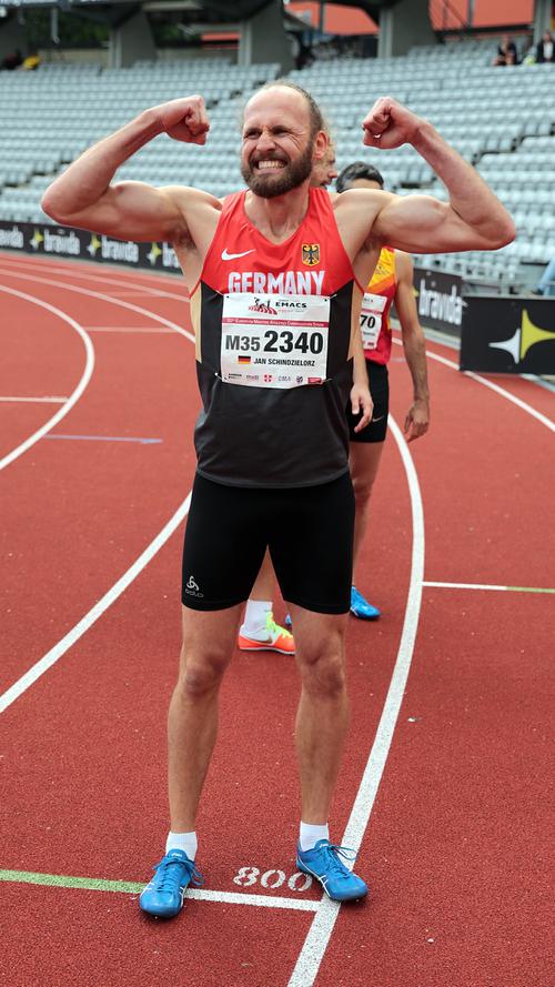 August 2017: Genau 20 Jahre nach seiner ersten EM-Teilnahme (Platz 3 bei den U20-Junioren) gewinnt Jan Schindzielorz im dänischen Aarhus Gold bei den M35-Senioren und leckt durch den europäischen Rekord Blut. Mehrfach pulversierte er danach seinen eigenen deutschen Rekord, nun bei den M40.