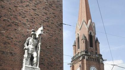 St. Florian thront hoch über der Straße am früheren Siemensgebäude in der Landgrabenstraße.
