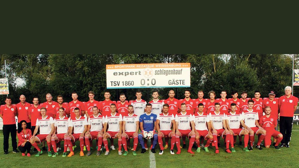 Gruppenbild mit Dame: Der TSV 1860 Weißenburg mit dem Großteil der ersten und zweiten Mannschaft, dem Trainerstab und Abteilungsleiterin Alexandra Wagner-Hamm (kniend links).