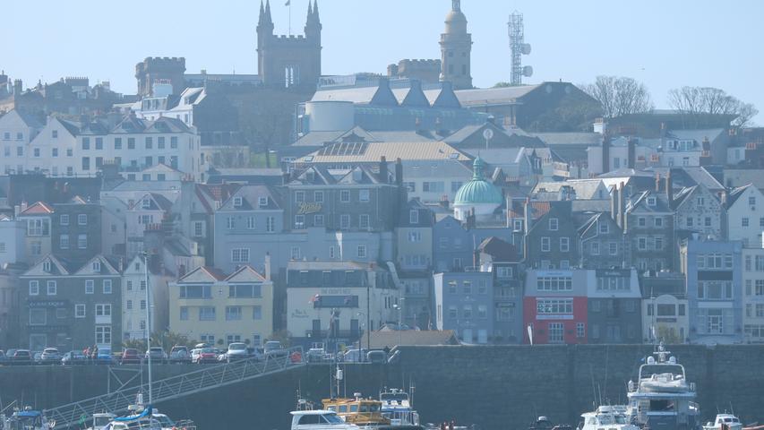 St. Peter Port ist die einzige Stadt auf der Kanalinsel Guernsey. Hier leben knapp 20.000 Einwohner. Auf der gesamten Insel sind es rund 65.000.